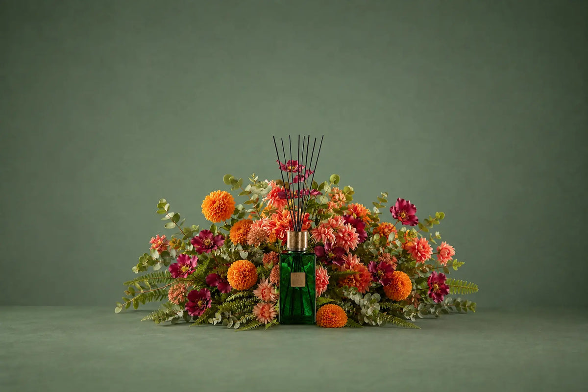 EDG Enzo De Gasperi duftpinner Cube kolleksjon med stor blomsterbukett i bakgrunnen