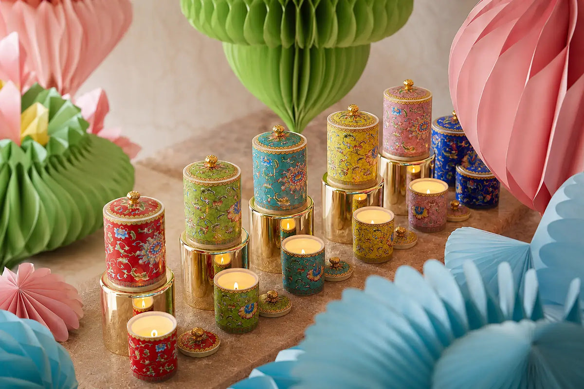 Ming Collection fra EDG Enzo De Gasperi med fargerike dekorative duftlys i et blomsterinspirert miljø
