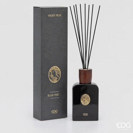 EDG Golden Muse Black Forest duftpinner 490 ml fra Enzo De Gasperi i sort glassflaske med gullmedaljong