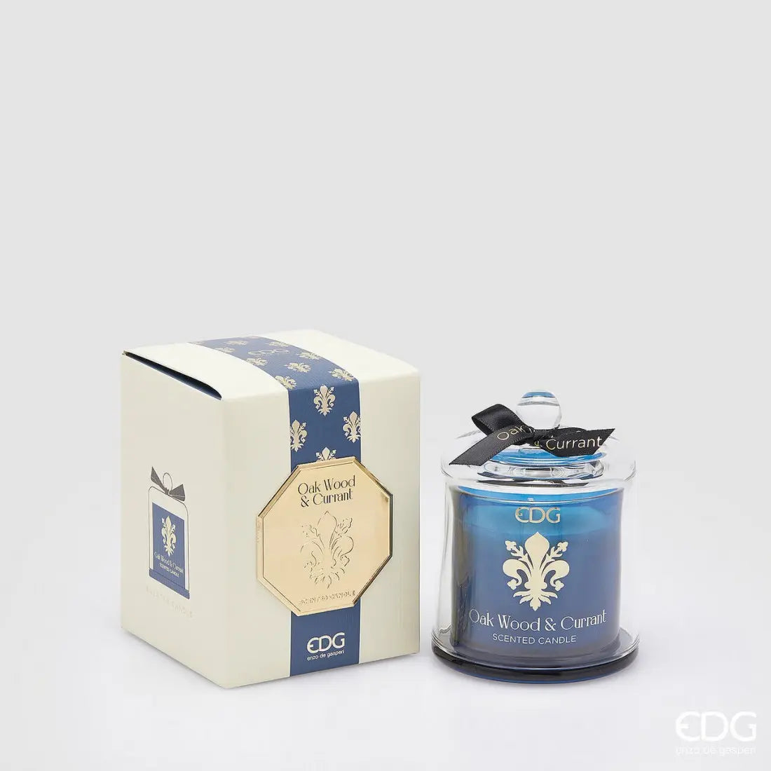 Blått EDG Gold Lily duftlys Oak Wood & Blackcurrant 140 g med glasskuppel