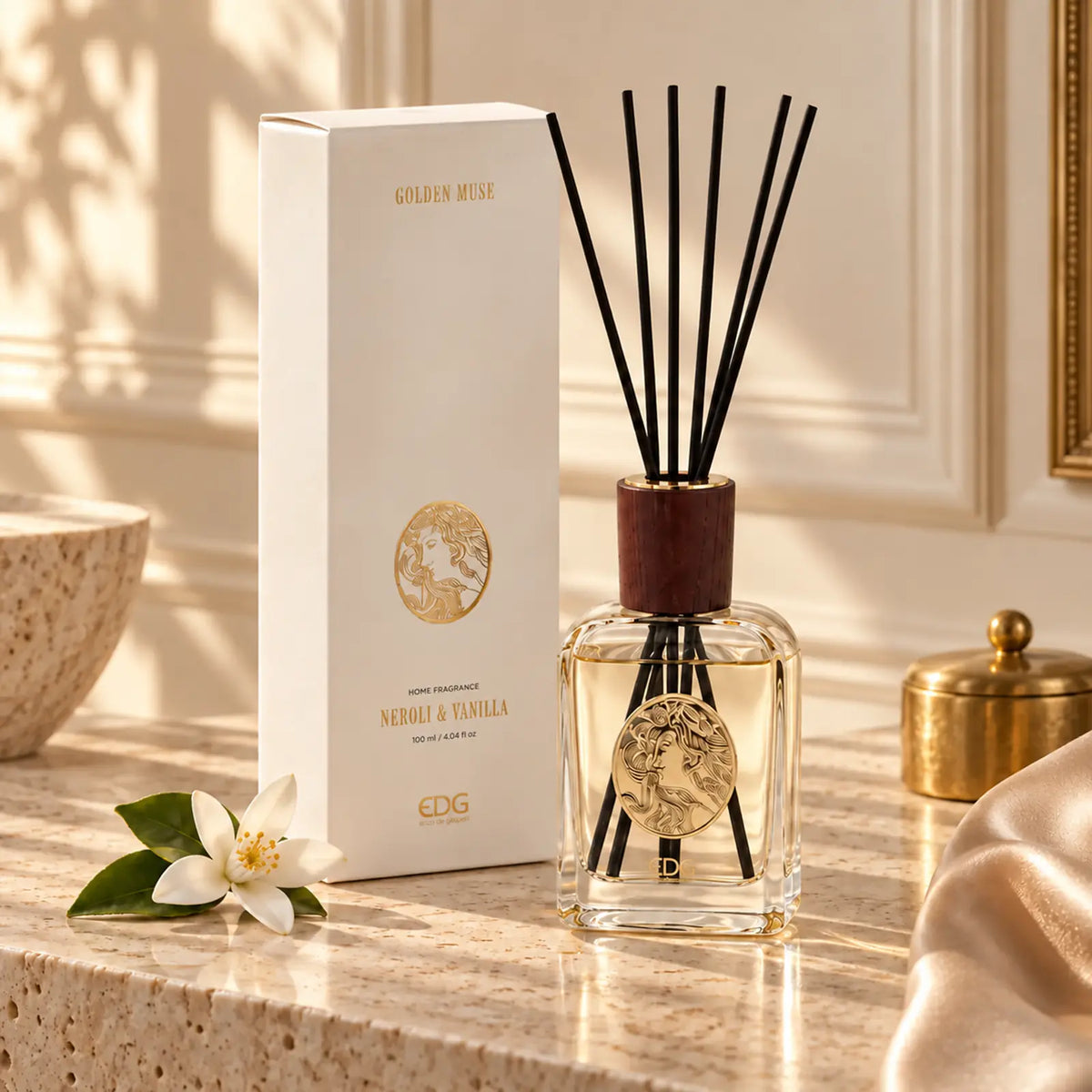 EDG Golden Muse Neroli & Vanilla duftpinner 120 ml med lys gaveeske i et elegant interiør